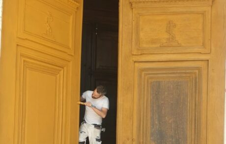 Lettres Et Couleurs Peinture Interieur A Blois Renovation Peinture A La Farine Et Huile Porte Cathedrale De Blois Lettres Et Couleurs